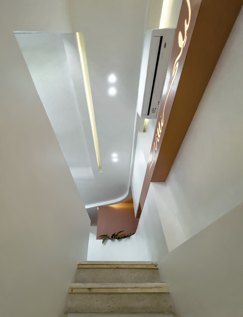 main entrance, stairs and lobby, nilli beauty salon