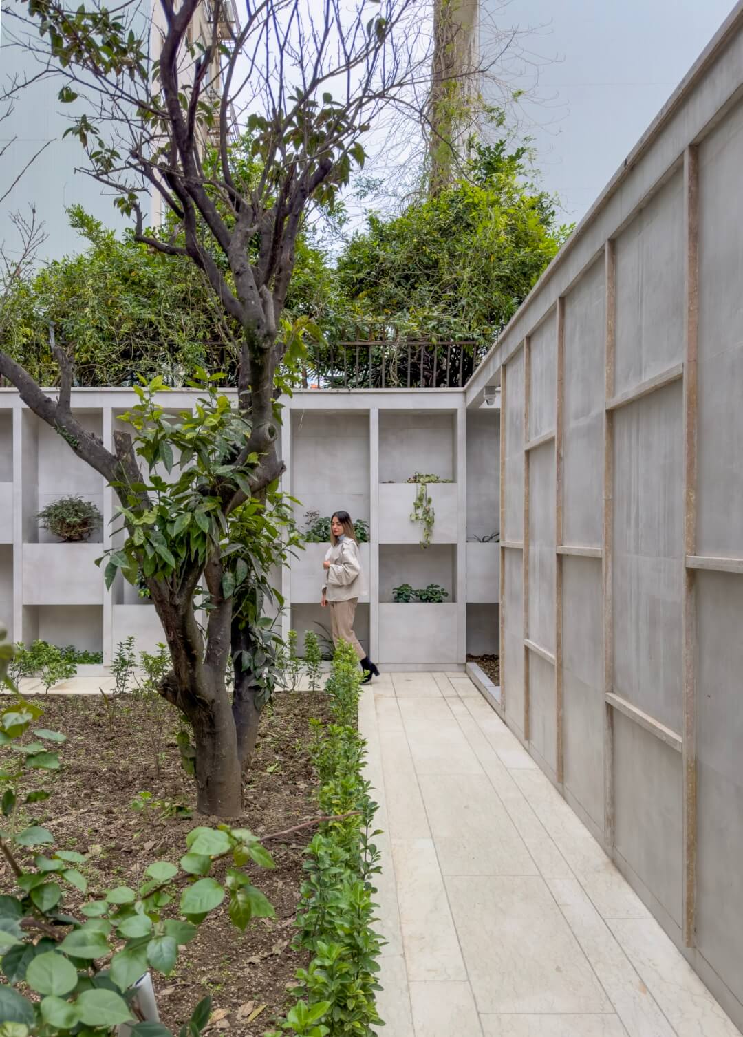 yard, day, 93 st. residentail aratment